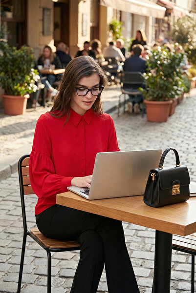 Lela Cămașă cu mânecă cu balon, cu cusături, cu croială normală, cu gât drept...