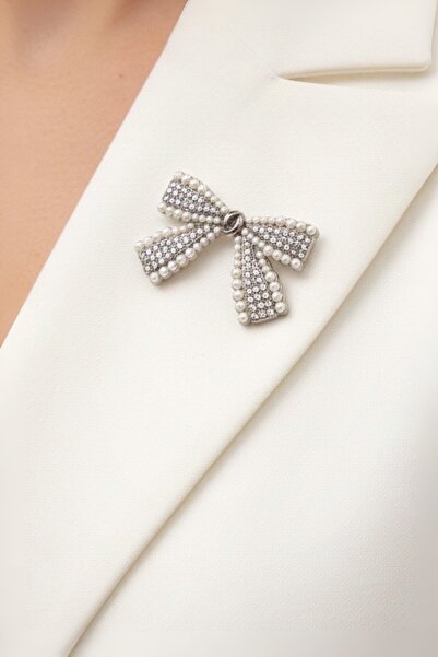 model aksesuar Fiyonk Motifli İnci ve Siyah Taş Süslemeli Füme Broş