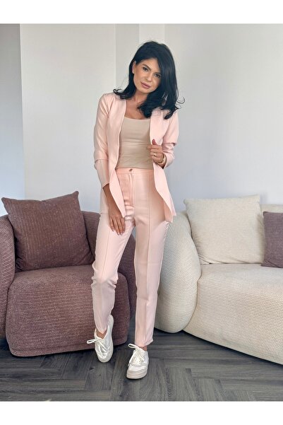 RAMONA BADESCU EXCLUSIVE Costum roz elegant cu sacou mulat și pantaloni conici