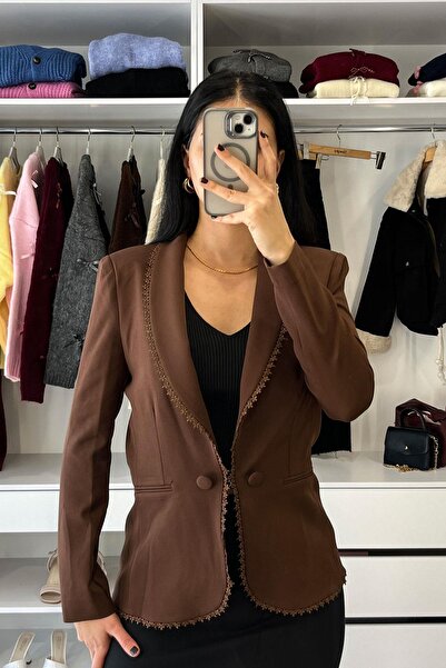 Red Balance جاكيت بليزر بتفاصيل غيبور على الظهر - بني