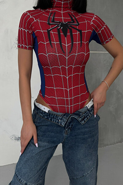 İlayda Toprak Spıder Dijital Baskılı Kırmızı Dik Yaka Kısa Kollu Çıtçıtlı Zıb...