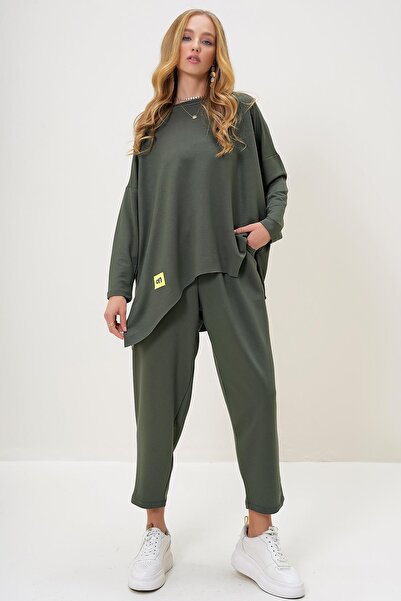 Trend Alaçatı Stili Khakifarbenes Oversize-Sweatshirt und Hosen-Set mit asymm...