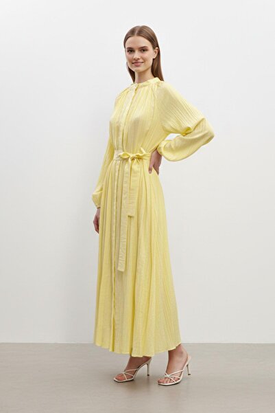 Puane فستان نسائي بتفاصيل كشكشة على الياقة وحزام - 12518ELB - أصفر