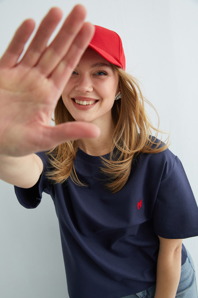 Fulla Moda Βασικό μπλουζάκι με λαιμόκοψη με κέντημα με φιόγκο