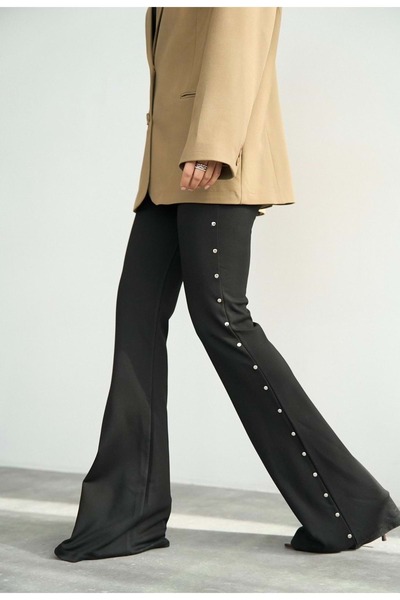 ibeeka تصميم مزين بالدبابيس، بنطلون ضيق واسع من الأسفل باللون الأسود