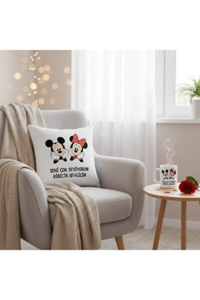 PRİNTOPİA DESİGN مجموعة هدايا لعيد الحب تتضمن وسادة زخرفية بتصميم شخصية عاشقة...