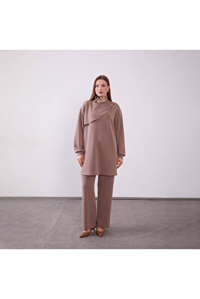 Levidor 100977 TUNİĞİN ÖNÜ METAL BROŞ DETAYLI KAT GÖRÜNÜMLÜ PANTOLONUN BELİ L...