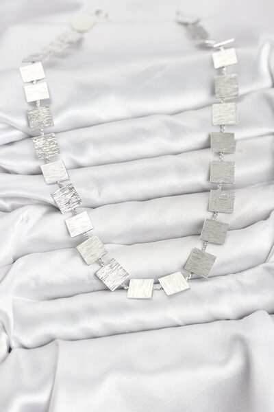 Lisinya قلادة نسائية مربعة الشكل موديل فضي اللون -