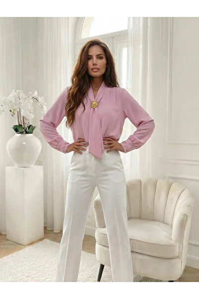 UniqueStore.ro Bluză elegantă roz cu eșarfă decorativă și accesoriu metalic