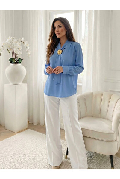 UniqueStore.ro Bluză elegantă albastră cu eșarfă decorativă și accesoriu metalic