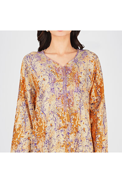 LINELLE جلابيات بيج مطبوع بنقوش تجريدية مع ياقة مطرزة باللون الخزامي