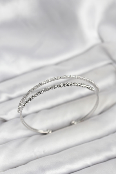 FREEDOM STOREE سوار نسائي من النحاس الفضي اللون من ماركة دوريكا