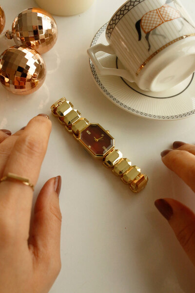 KOMBİNOLOJİ Lily Gold Kadın Metal Kol Saati(içi bordo)