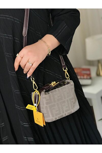 بيت الجملة (translated: House of Wholesale) evening bag