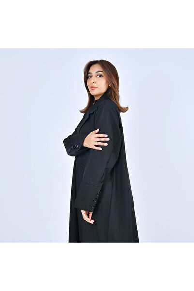 LAMHA عباية سوداء بقصة بليزر مزودة بجيوب امامية ومزينة بأزرار ومز