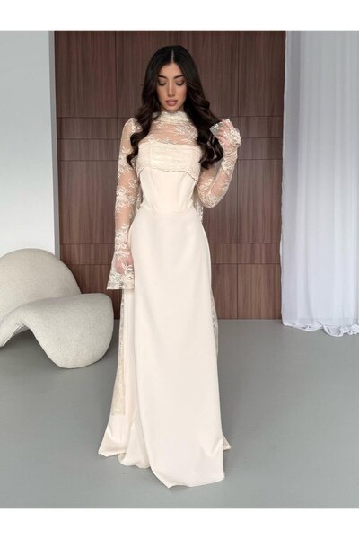 Model Leyna Victoria lace dress