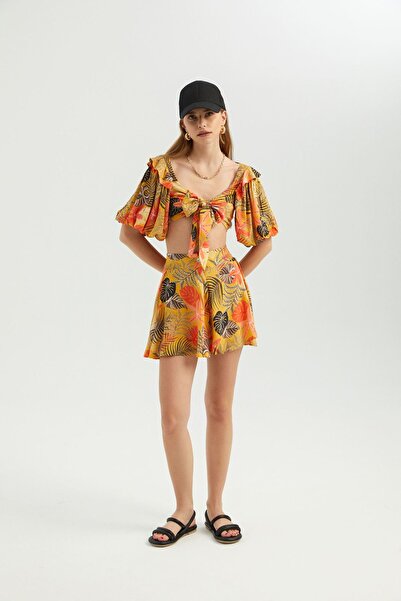 Hiccup Short top with puff sleeves and knot at the front, with a sweetheart n...