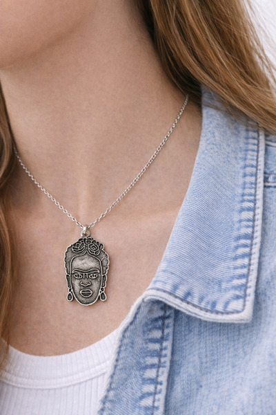 HER ŞEY NOTA www.herseynota.com قلادة يومية للجنسين بتصميم معدني فضي اللون مع...