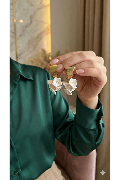 Lu Atelier أقراط من الطين البوليمر مصنوعة يدويًا باللون الذهبي مع تفاصيل زهرة...