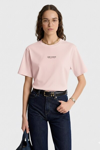 The Champ Clothing Γυναικείο μπλουζάκι oversized CHMP STUDIOS με τύπωμα Ροζ –...