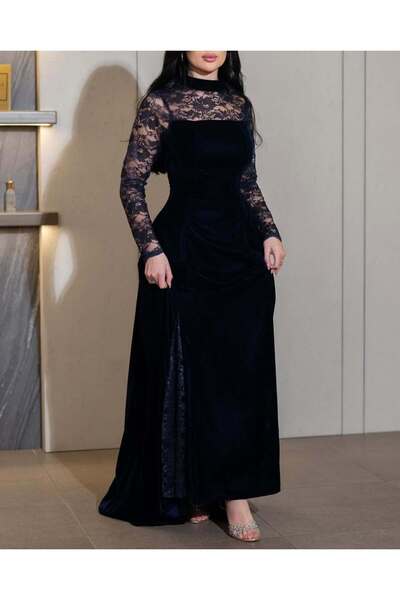 DUBAİ An elegant evening dress combining lace and velvet. A sophisticated and...