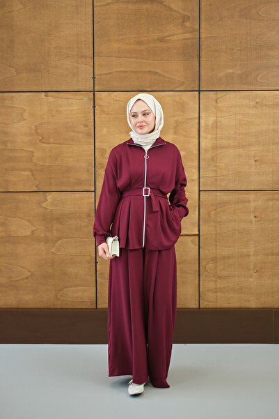 LOCCO Γυναικείο κοστούμι με πλισέ λεπτομέρεια και αγκράφα, μούρδι