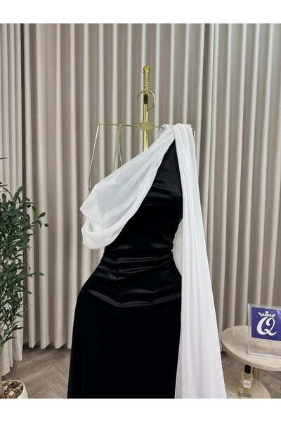 Model Leyna Swan Noir dress