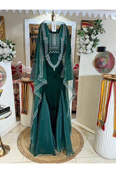 Model Leyna Elegant jalabiya with a traditional design, suitable for parties,...