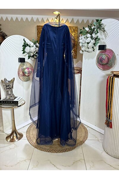 Model Leyna A luxurious jalabiya with a traditional design, suitable for part...