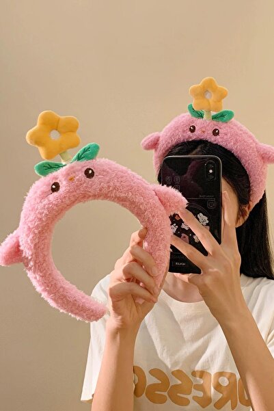 TAKIŞTIR تاج من القطيفة باللون الوردي مع تفاصيل زهرية دوارة