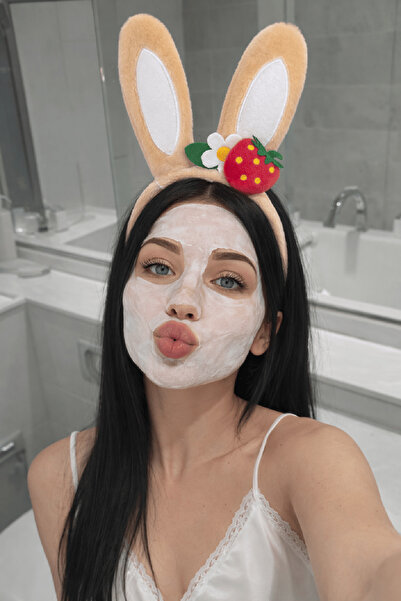 TAKIŞTIR Bej Renk Kulak Figürlü Çilek Detaylı Peluş Taç