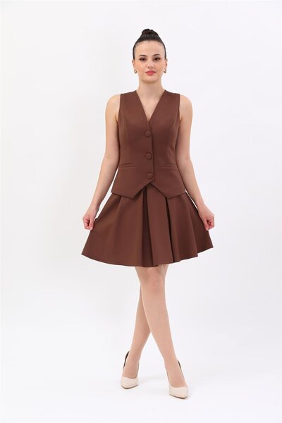 ÖNDER ÖZSOY سترة قصيرة بياقة على شكل حرف V مع جيوب مزخرفة وتنورة قصيرة مطوية ...