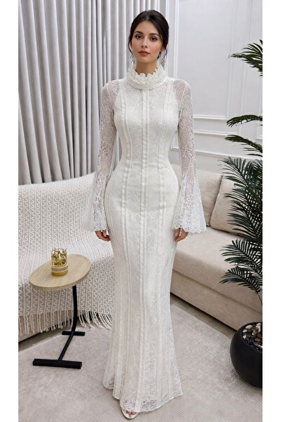 Shad Elegant evening dress with a sophisticated design made of luxurious lace.