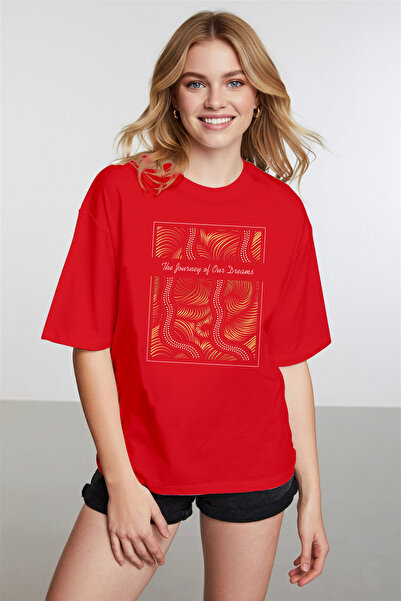 caddekombin تي شيرت نسائي باللون الأحمر اللامع مطبوع