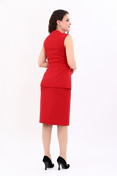 ÖNDER ÖZSOY سترة بحزام وأزرار مخفية وتنورة قصيرة ضيقة شق للنساء - أحمر