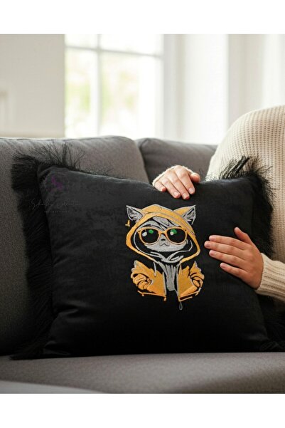 shules collection Husă de pernă neagră din catifea brodată cu eroi din desene...