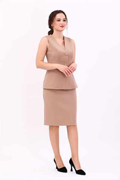 ÖNDER ÖZSOY سترة كلاسيكية بأزرار وياقة على شكل حرف V وتنورة قصيرة - حجرية اللون