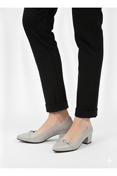 NZN حذاء كلاسيكي من الجلد الطبيعي باللون الرمادي مع إبزيم وكعب مطلي بارتفاع 4 سم