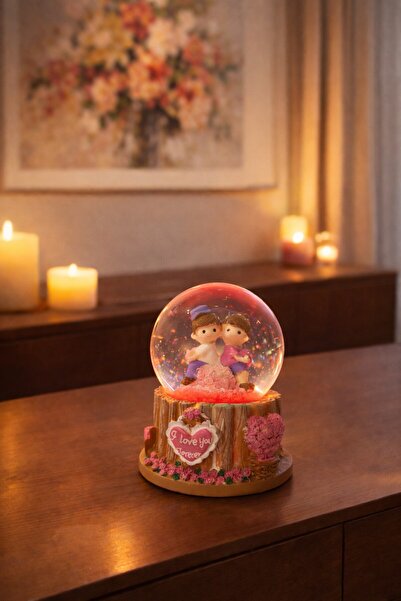 Deco Elit Sevgililer Temalı Led Işıklı Kar Küresi 9 cm – Romantik & Anlamlı S...