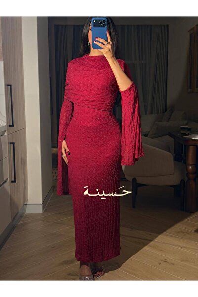 hasinah A luxurious velvet dress with a fitted and flowing silhouette.