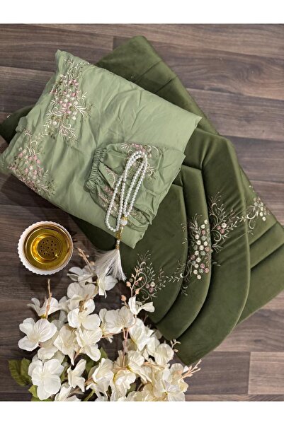 GENERAL A luxuriously designed, soft prayer rug, complete with a prayer shawl...