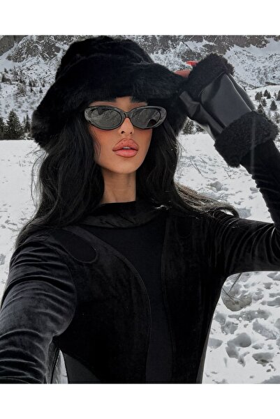 stravis Black Plush Heart Hat