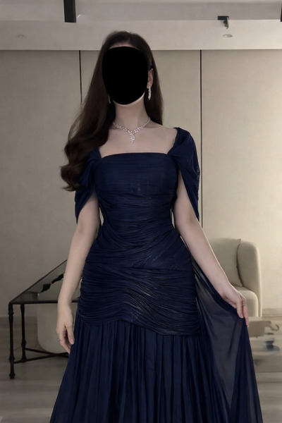 LITSHE A soft navy blue evening dress adorned with elegant pleats