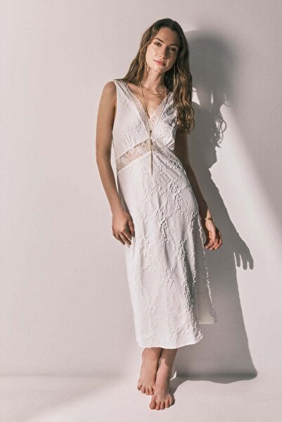 Women'secret قميص نوم طويل من الساتان الجاكار باللون الأبيض