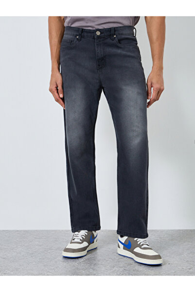 Styli Men Black Relaxed Fit Faded Jeans