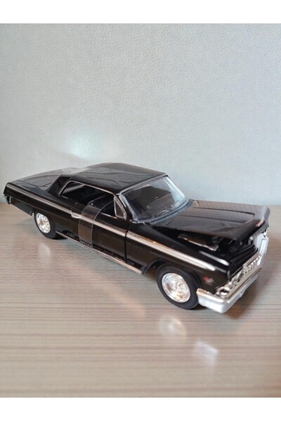 Sunman Collectible 1:25 Classic American Cars 1962 Chevrolet Impala Ss