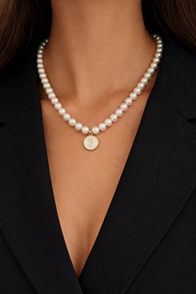 FERİHA DESING Harf Detaylı İnci Kolye – Şık ve Zarif Tasarım