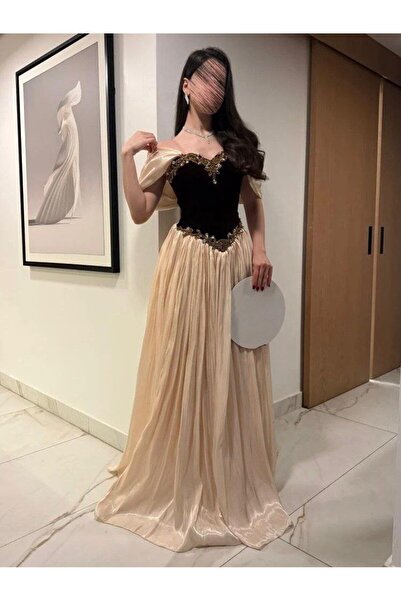 Farah Fashion يجمع هذا الفستان بين فخامة المخمل الملكي ونعومة الشيفون المنسدل...