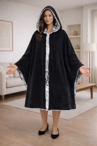 Alpin Çift Taraflı Kapüşonlu Kadın Panço – Gazete Desenli & Düz Siyah, Oversize