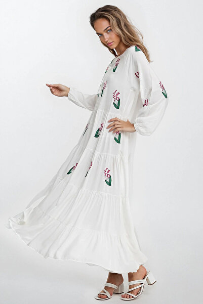 Trend Alaçatı Stili فستان نسائي أبيض مطرز بياقة حكم وأربطة مقاس كبير Vs00321